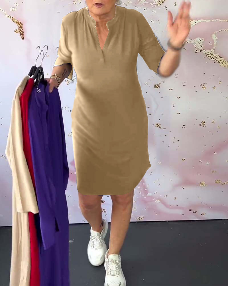 Robe avec décolleté en V unicolore